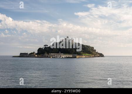 Eine Burg und ein Hafen stehen auf der kleinen Insel St. Michael's Mount an der Küste von Cornwall in England. Stockfoto