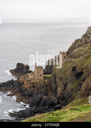 Motorenhäuser säumen die Klippen der Botallack Zinn- und Kupferminen in Cornwall. Stockfoto