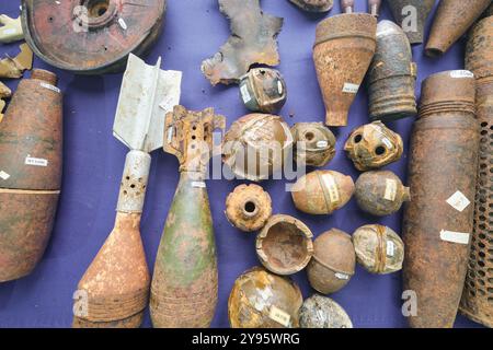 Verschiedene Bomben, alte Landminen, die Nixon während des Vietnamkriegs benutzte. Im Laotischen Nationalmuseum. In Vientiane, Laos. Stockfoto