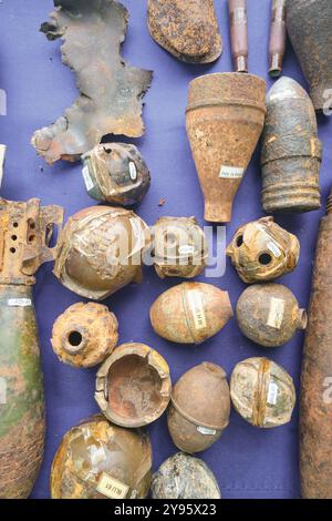 Verschiedene Bomben, alte Landminen, die Nixon während des Vietnamkriegs benutzte. Im Laotischen Nationalmuseum. In Vientiane, Laos. Stockfoto