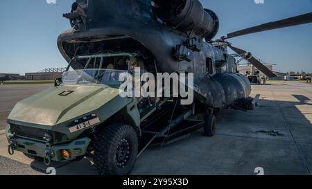 Soldaten von 1-502, 2. Mobile Brigade Combat Team, 101. Airborne Division (Air Assault) laden ein Infanterie Squad Fahrzeug auf einen MH-47 'Chinook' Army Hubschrauber mit Unterstützung des 160th Special Operations Aviation Regiment von ft. Campbell, KY, am 6. Oktober 2024, um Hurrikan Helene zu unterstützen. Mehr als 1.100 Soldaten der 101. Luftlandedivision (Air Assault) verlassen Fort Campbell, um bei der Reaktion auf den Hurrikan Helene unter der Leitung der North Carolina National Guard und der Federal Emergency Management Agency (FEMA) zu helfen. Stockfoto