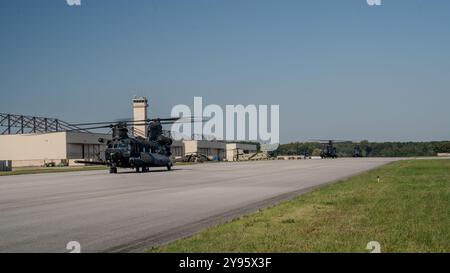 Soldaten von 1-502, 2. Mobile Brigade Combat Team, 101. Airborne Division (Air Assault) fliegen in einem MH-47 'Chinook' Army Hubschrauber mit Unterstützung des 160th Special Operations Aviation Regiment von ft. Campbell, KY, am 6. Oktober 2024, um Hurrikan Helene zu unterstützen. Mehr als 1.100 Soldaten der 101. Luftlandedivision (Air Assault) verlassen Fort Campbell, um bei der Reaktion auf den Hurrikan Helene unter der Leitung der North Carolina National Guard und der Federal Emergency Management Agency (FEMA) zu helfen. Stockfoto