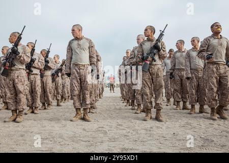 Captain Alexander Anbarcioglu, Center, ein Serienkommandeur der Alpha Company, 1. Rekruten-Ausbildungsbataillon, beobachtet Rekruten während eines Martial Arts Program-Kurses des Marine Corps mit Schwerpunkt auf Bajonetttechniken im Marine Corps Recruit Depot San Diego, Kalifornien, 30. September 2024. MCMAP stärkt die geistige und moralische Widerstandsfähigkeit einzelner Rekruten und Marines durch realistisches kämpferisches Training, Studien zum Kriegsethos und körperliche Verhärtung. (Foto des U.S. Marine Corps von CPL. Sarah M. Grawcock) Stockfoto