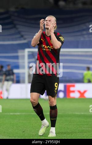 MADRID, SPANIEN - 9. Mai: Erling Haaland aus Manchester City begrüßt Fans beim Spiel der UEFA Champions League 22/23 zwischen Real Madrid und Manchester City Stockfoto
