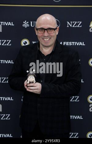 ZFF, Filmfestival in Zürich, 03.-13.10.2024 Adam Elliot bei der Premiere von Memoir of a Snail im Rahmen des 20. Zurich Film Festival, Zürich, 08.10.2024 Zürich *** ZFF, Zurich Film Festival, 03 13 10 2024 Adam Elliot bei der Premiere von Memoir of a Snail im Rahmen des 20 Zurich Film Festival, Zürich, 08 10 2024 Zürich Copyright: XAnitaxBuggex Stockfoto