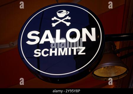 Köln, Deutschland 17. Dezember 2023: Leuchtschild des Salon Schmitz Café im belgischen Viertel Köln, im Stil der 50er Jahre und gestaltet Stockfoto