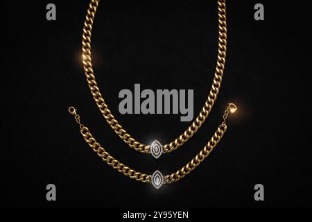 Ein passendes Set aus goldener Kette und Armband mit einem wunderschönen diamantförmigen Anhänger in Augenform. Dieses Set kombiniert traditionelle Handwerkskunst mit Stockfoto
