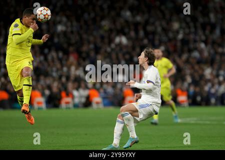 MADRID, SPANIEN - 12. April: Thiago Silva von Chelsea und Luka Modric von Real Madrid im Spiel der UEFA Champions League 21/22 zwischen Real Mad Stockfoto