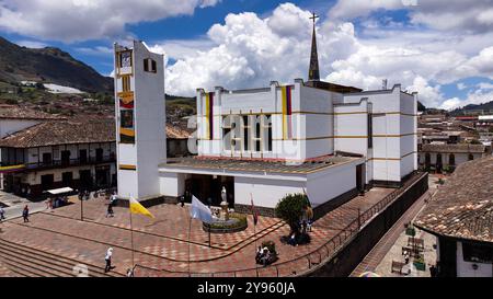 Sonson, Antioquia - Kolumbien. Oktober 2024. Kathedrale unserer Lieben Frau von Chiquinquira von Sonson, Bild mit Drohne gemacht. Stockfoto