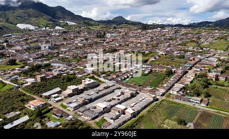 Sonson, Antioquia - Kolumbien. Oktober 2024. Luftbild mit einer Drohne der Gemeinde, mit einer Fläche von ​​1.323 Quadratkilometern. Stockfoto