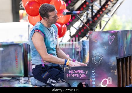 8. Oktober 2024, New York, New York, Vereinigte Staaten: Chris Martin tritt mit Coldplay während der NBC Today Show Citi Konzertseriec im Rockefeller Plaza in New York auf (Bild: © Lev Radin/Pacific Press via ZUMA Press Wire) NUR ZUR REDAKTIONELLEN VERWENDUNG! Nicht für kommerzielle ZWECKE! Stockfoto