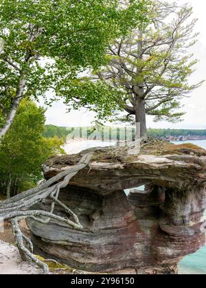 Panoramafoto von Chapel Rock am Ufer des Lake Superior, Pictured Rocks National Lakeshore, aufgenommen auf einem Rucksackausflug im August. Stockfoto