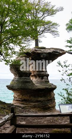 Panoramafoto von Chapel Rock am Ufer des Lake Superior, Pictured Rocks National Lakeshore, aufgenommen auf einem Rucksackausflug im August. Stockfoto