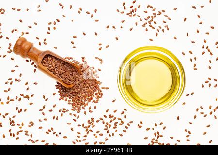 Bio-Flachssamen und Öl in der Glasschale - Linum usitatissimum. Stockfoto