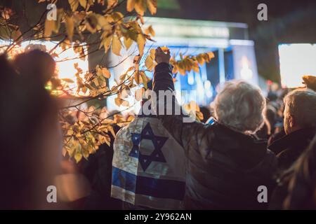 Toronto, Kanada. Oktober 2024. Ein Teilnehmer hält während der Demonstration auf dem Sherman Campus eine Kerze. Jüdische Gemeinden auf der ganzen Welt markierten den 7. Oktober, den tödlichsten Tag für das jüdische Volk seit dem Holocaust. Die UJA (United Jewish Appeal) Federation organisierte die Veranstaltung „7. Oktober: Marking One Year“ in Toronto, Kanada mit Gemeindemitgliedern, Verbündeten und Angehörigen von Geiseln, um Geschichten zu teilen, Kerzen anzuzünden und zusammen zu stehen, um die Ermordeten zu betrauern und die Überlebenden zu ehren. (Foto: Shawn Goldberg/SOPA Images/SIPA USA) Credit: SIPA USA/Alamy Live News Stockfoto