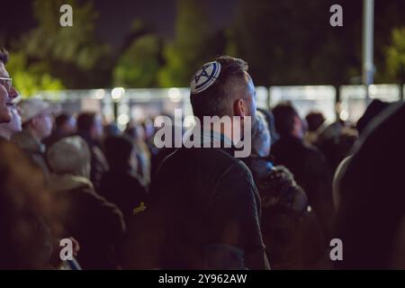 Toronto, Kanada. Oktober 2024. Ein Teilnehmer mit Yamaka nimmt an der Demonstration auf dem Sherman Campus Teil. Jüdische Gemeinden auf der ganzen Welt markierten den 7. Oktober, den tödlichsten Tag für das jüdische Volk seit dem Holocaust. Die UJA (United Jewish Appeal) Federation organisierte die Veranstaltung „7. Oktober: Marking One Year“ in Toronto, Kanada mit Gemeindemitgliedern, Verbündeten und Angehörigen von Geiseln, um Geschichten zu teilen, Kerzen anzuzünden und zusammen zu stehen, um die Ermordeten zu betrauern und die Überlebenden zu ehren. (Foto: Shawn Goldberg/SOPA Images/SIPA USA) Credit: SIPA USA/Alamy Live News Stockfoto