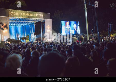 Toronto, Kanada. Oktober 2024. Eine Menge Teilnehmer nimmt an der Demonstration auf dem Sherman Campus Teil. Jüdische Gemeinden auf der ganzen Welt markierten den 7. Oktober, den tödlichsten Tag für das jüdische Volk seit dem Holocaust. Die UJA (United Jewish Appeal) Federation organisierte die Veranstaltung „7. Oktober: Marking One Year“ in Toronto, Kanada mit Gemeindemitgliedern, Verbündeten und Angehörigen von Geiseln, um Geschichten zu teilen, Kerzen anzuzünden und zusammen zu stehen, um die Ermordeten zu betrauern und die Überlebenden zu ehren. (Foto: Shawn Goldberg/SOPA Images/SIPA USA) Credit: SIPA USA/Alamy Live News Stockfoto