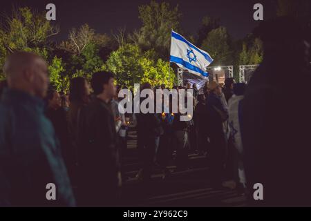 Toronto, Kanada. Oktober 2024. Während der Demonstration auf dem Sherman Campus wird eine israelische Flagge über einer Menschenmenge gehalten. Jüdische Gemeinden auf der ganzen Welt markierten den 7. Oktober, den tödlichsten Tag für das jüdische Volk seit dem Holocaust. Die UJA (United Jewish Appeal) Federation organisierte die Veranstaltung „7. Oktober: Marking One Year“ in Toronto, Kanada mit Gemeindemitgliedern, Verbündeten und Angehörigen von Geiseln, um Geschichten zu teilen, Kerzen anzuzünden und zusammen zu stehen, um die Ermordeten zu betrauern und die Überlebenden zu ehren. (Foto: Shawn Goldberg/SOPA Images/SIPA USA) Credit: SIPA USA/Alamy Live News Stockfoto