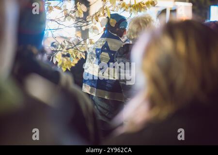 Toronto, Kanada. Oktober 2024. Ein Teilnehmer mit einer israelischen Flagge nimmt an der Demonstration auf dem Sherman Campus Teil. Jüdische Gemeinden auf der ganzen Welt markierten den 7. Oktober, den tödlichsten Tag für das jüdische Volk seit dem Holocaust. Die UJA (United Jewish Appeal) Federation organisierte die Veranstaltung „7. Oktober: Marking One Year“ in Toronto, Kanada mit Gemeindemitgliedern, Verbündeten und Angehörigen von Geiseln, um Geschichten zu teilen, Kerzen anzuzünden und zusammen zu stehen, um die Ermordeten zu betrauern und die Überlebenden zu ehren. (Foto: Shawn Goldberg/SOPA Images/SIPA USA) Credit: SIPA USA/Alamy Live News Stockfoto