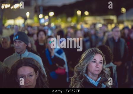 Toronto, Kanada. Oktober 2024. Eine Menge Teilnehmer nimmt an der Demonstration auf dem Sherman Campus Teil. Jüdische Gemeinden auf der ganzen Welt markierten den 7. Oktober, den tödlichsten Tag für das jüdische Volk seit dem Holocaust. Die UJA (United Jewish Appeal) Federation organisierte die Veranstaltung „7. Oktober: Marking One Year“ in Toronto, Kanada mit Gemeindemitgliedern, Verbündeten und Angehörigen von Geiseln, um Geschichten zu teilen, Kerzen anzuzünden und zusammen zu stehen, um die Ermordeten zu betrauern und die Überlebenden zu ehren. (Foto: Shawn Goldberg/SOPA Images/SIPA USA) Credit: SIPA USA/Alamy Live News Stockfoto