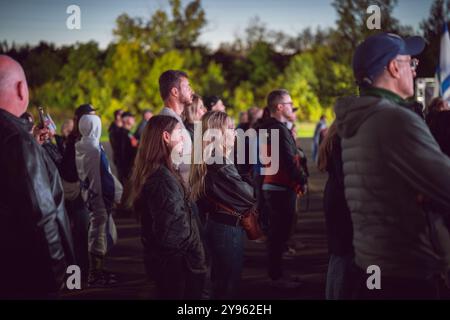 Toronto, Ontario, Kanada. Oktober 2024. Eine Menge Teilnehmer nimmt an der Demonstration auf dem Sherman Campus Teil. Jüdische Gemeinden auf der ganzen Welt markierten den 7. Oktober, den tödlichsten Tag für das jüdische Volk seit dem Holocaust. Die UJA (United Jewish Appeal) Federation organisierte die Veranstaltung „7. Oktober: Marking One Year“ in Toronto, Kanada mit Gemeindemitgliedern, Verbündeten und Angehörigen von Geiseln, um Geschichten zu teilen, Kerzen anzuzünden und zusammen zu stehen, um die Ermordeten zu betrauern und die Überlebenden zu ehren. (Credit Image: © Shawn Goldberg/SOPA Images via ZUMA Press Wire) NUR REDAKTIONELLE VERWENDUNG! Nicht für kommerzielle Zwecke Stockfoto