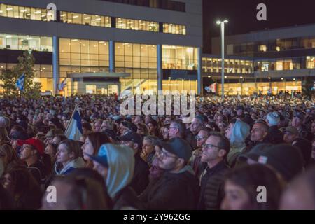 Toronto, Ontario, Kanada. Oktober 2024. Eine Menge Teilnehmer nimmt an der Demonstration auf dem Sherman Campus Teil. Jüdische Gemeinden auf der ganzen Welt markierten den 7. Oktober, den tödlichsten Tag für das jüdische Volk seit dem Holocaust. Die UJA (United Jewish Appeal) Federation organisierte die Veranstaltung „7. Oktober: Marking One Year“ in Toronto, Kanada mit Gemeindemitgliedern, Verbündeten und Angehörigen von Geiseln, um Geschichten zu teilen, Kerzen anzuzünden und zusammen zu stehen, um die Ermordeten zu betrauern und die Überlebenden zu ehren. (Credit Image: © Shawn Goldberg/SOPA Images via ZUMA Press Wire) NUR REDAKTIONELLE VERWENDUNG! Nicht für kommerzielle Zwecke Stockfoto