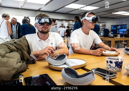 College-ältere Männer versuchen ein Apple Vision Pro VR-Headset im Apple Store in Santa Barbara, Kalifornien. Stockfoto