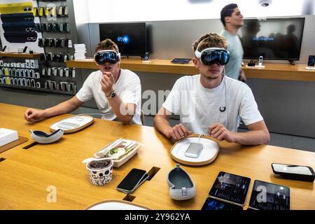 College-ältere Männer versuchen ein Apple Vision Pro VR-Headset im Apple Store in Santa Barbara, Kalifornien. Stockfoto