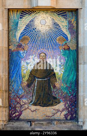 Der hl. Franz von Assisi. Ein Mosaik an der Außenwand der Basilika des hl. Franz von Assisi in Kraków, Polen. Stockfoto