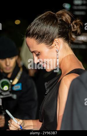 Zürich, Schweiz. Oktober 2024. Alicia Vikander signiert Autogramme auf dem grünen Teppich für den Film „The Assessment“ beim 20. Zürcher Filmfestival. Quelle: Fabienne Koch/Alamy Live News Stockfoto