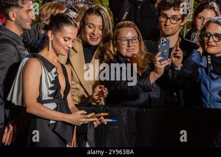 Zürich, Schweiz. Oktober 2024. Alicia Vikander macht Selfies mit Fans auf dem grünen Teppich für den Film „The Assessment“ beim 20. Zürcher Filmfestival. Quelle: Fabienne Koch/Alamy Live News Stockfoto