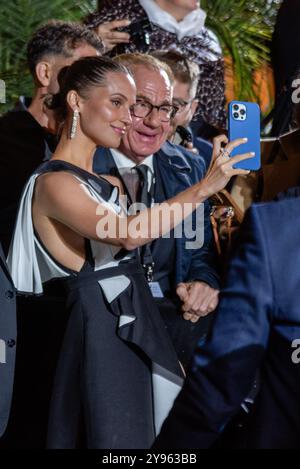 Zürich, Schweiz. Oktober 2024. Alicia Vikander macht Selfies mit Fans auf dem grünen Teppich für den Film „The Assessment“ beim 20. Zürcher Filmfestival. Quelle: Fabienne Koch/Alamy Live News Stockfoto