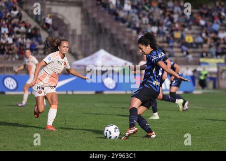 Mailand, Italien. Oktober 2024. Ghoutia Karchouni vom FC Internazionale schießt als Frederikke Thogersen von AS Roma während des Serie A Femminile Matches in der Arena Civica Gianni Brera, Mailand, in den Torschützen. Der Bildnachweis sollte lauten: Jonathan Moscrop/Sportimage Credit: Sportimage Ltd/Alamy Live News Stockfoto