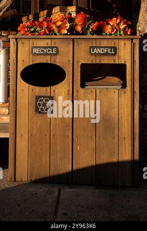 Zwei öffentliche Behälter zum Recycling und zur Mülldeponie auf dem Bürgersteig an der State Street in Santa Barbara, Kalifornien. Stockfoto