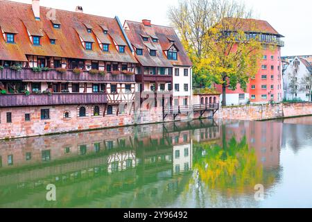 Wohngebäude entlang der Pegnitz Nürnberg, Bayern Deutschland. Nürnberg deutsche Stadt im Herbst Stockfoto