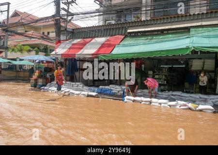 CHIANG Mai, Thailand – 4. Oktober 2024: Überflutung des Chiang Mai Markts in der Stadt Chiang Mai in der Nähe des Ping Flusses, Auswirkungen starker Regenfälle vom Berg. Stockfoto