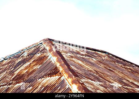 Tin Roof gegen den Himmel Stockfoto