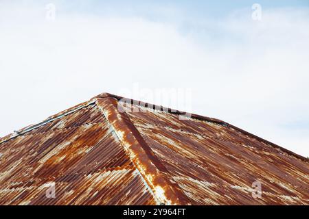 Tin Roof gegen den Himmel Stockfoto