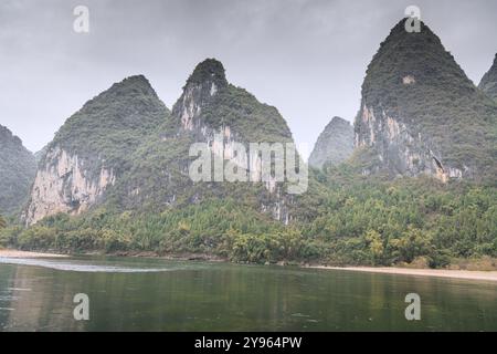 Bambus und die Kalksteinberge am Li-Fluss um Xing Ping, Guilin, China Stockfoto