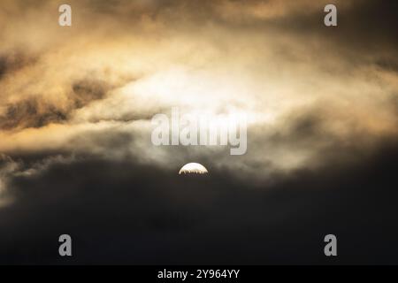 Sonne über einer Bergkette, die durch Morgenwolken und Nebel bricht, Leoben, Steiermark, Österreich, Europa Stockfoto