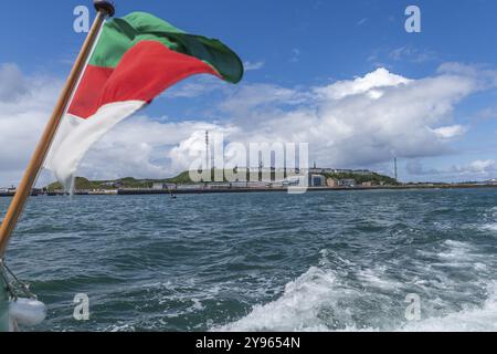 Blick von Südosten zu den Hafenanlagen, Unterland und Oberland, vor der Küste gelegene Insel Helgoland, Helgolandflagge, Funkturm, blauer Himmel, Nordsee, Pin Stockfoto