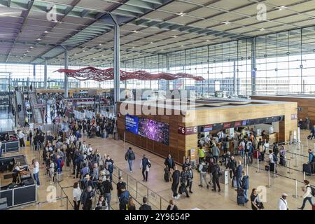 Flughafen Berlin-Brandenburg BER. Passagiere im Terminal 1, die vor dem Abflug auf Check-in und Sicherheitskontrolle warten. Berlin, Deutschland, Europa Stockfoto