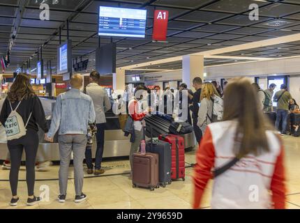 Flughafen Berlin-Brandenburg BER. Passagiere, die bei der Gepäckausgabe auf ihren Koffer warten. Berlin, Deutschland, Europa Stockfoto