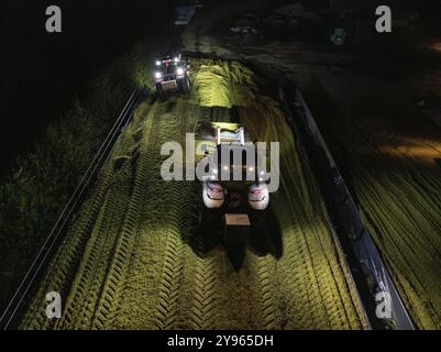 Zwei Traktoren, die bei Nacht ein Silo befüllen und ausgleichen, Maisernte, Dachtel, Schwarzwald, Deutschland, Europa Stockfoto