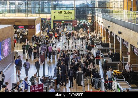 Flughafen Berlin-Brandenburg BER. Passagiere im Terminal 1, die vor dem Abflug auf Check-in und Sicherheitskontrolle warten. Berlin, Deutschland, Europa Stockfoto