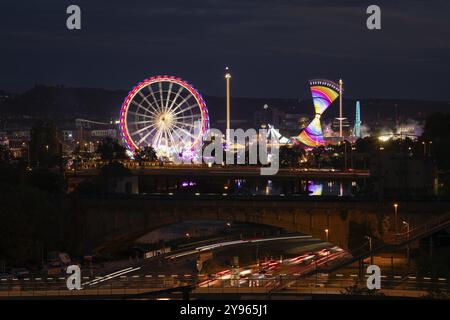 Stuttgarter Volksfest, Cannstatter Wasen Stuttgart 2024 Baden-Württemberg, Deutschland. Im Hintergrund der Rotenberg mit der Grabkapelle an der Wue Stockfoto