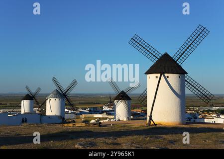 Gruppe weißer Windmühlen vor einer riesigen Landschaft unter blauem Himmel, Campo de Criptana, Provinz Ciudad Real, Castilla-La Mancha, Route Don Quijote Stockfoto