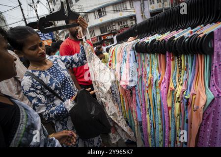 Die Leute kaufen Kleidung auf einem Straßenmarkt vor dem Durga Puja Festival am 7. Oktober 2024 in Guwahati, Indien. Ein Einkaufsbummel vor Durga Puja ist ein großer Vorabend Stockfoto