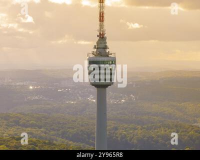 Nahaufnahme des Fernsehturms mit Wald und Hügeln im Hintergrund in der goldenen Abendsonne, Stuttgart, Deutschland, Europa Stockfoto