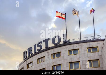Luxushotel Bristol Berlin, Fahnen fliegen auf dem Dach. Berlin, Deutschland, Europa Stockfoto